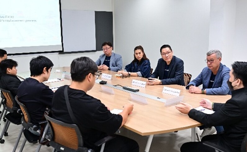 พนักงานเจ้าหน้าที่สำนักงานคณะกรรมการคุ้มครองผู้บริโภค (สคบ.) และตัวแทนผู้บริโภค Volvo EX30 ลงพื้นที่เพื่อติดตามและรับทราบความคืบหน้าการดำเนินการเปลี่ยนโมดูลแบตเตอรี่แรงดันสูงของรถ Volvo EX30 ในกลุ่มที่ได้รับผลกระทบ ณ ศูนย์กระจายสินค้าและฝึกอบรม วอลโว