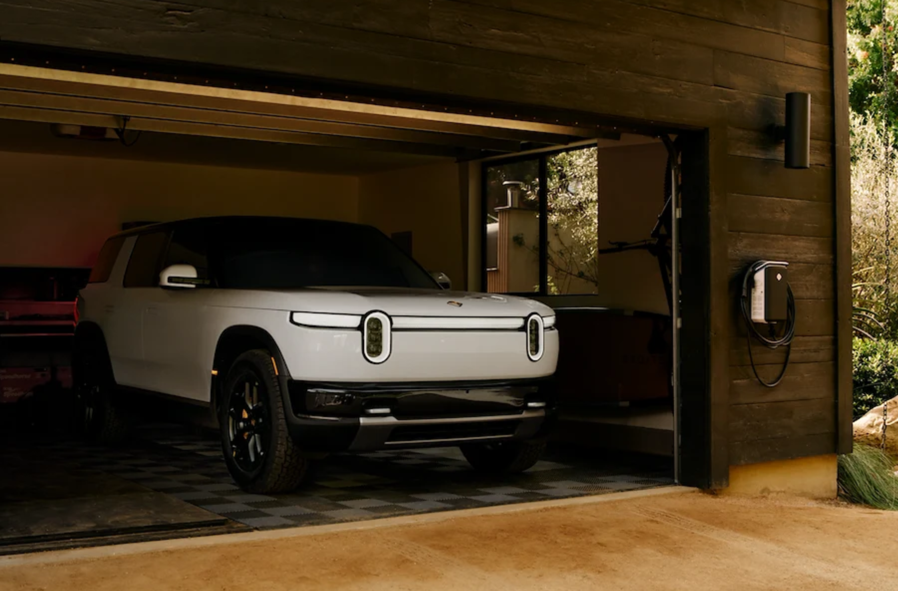 Rivian R2 เริ่มออกจากไลน์ผลิตแล้ว เปิดคู่มือเตรียมรับรถสำหรับผู้จองในสหรัฐฯ