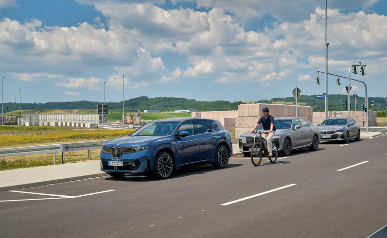 BMW Neue Klasse เพิ่มระบบหน่วงเปิดประตู ลดความเสี่ยงชนจักรยาน