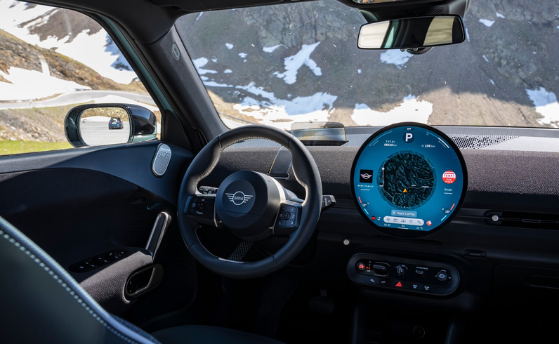 MINI Aceman SE เผยชุดภาพสี Ocean Wave Green กำลัง 218 hp วิ่งสูงสุด 405 กม. WLTP