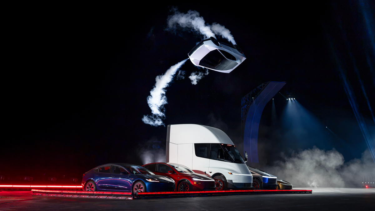 Tesla Roadster Rocket ลอยตัว-พลิกกลางอากาศ แต่ยังไม่ผ่านอนุมัติใช้บนถนน