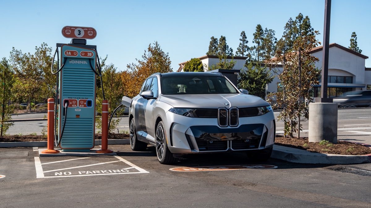 BMW iX5 ไฟฟ้าสาธิตชาร์จ 460 kW เติมระยะทางราว 274 กม. ใน 10 นาที